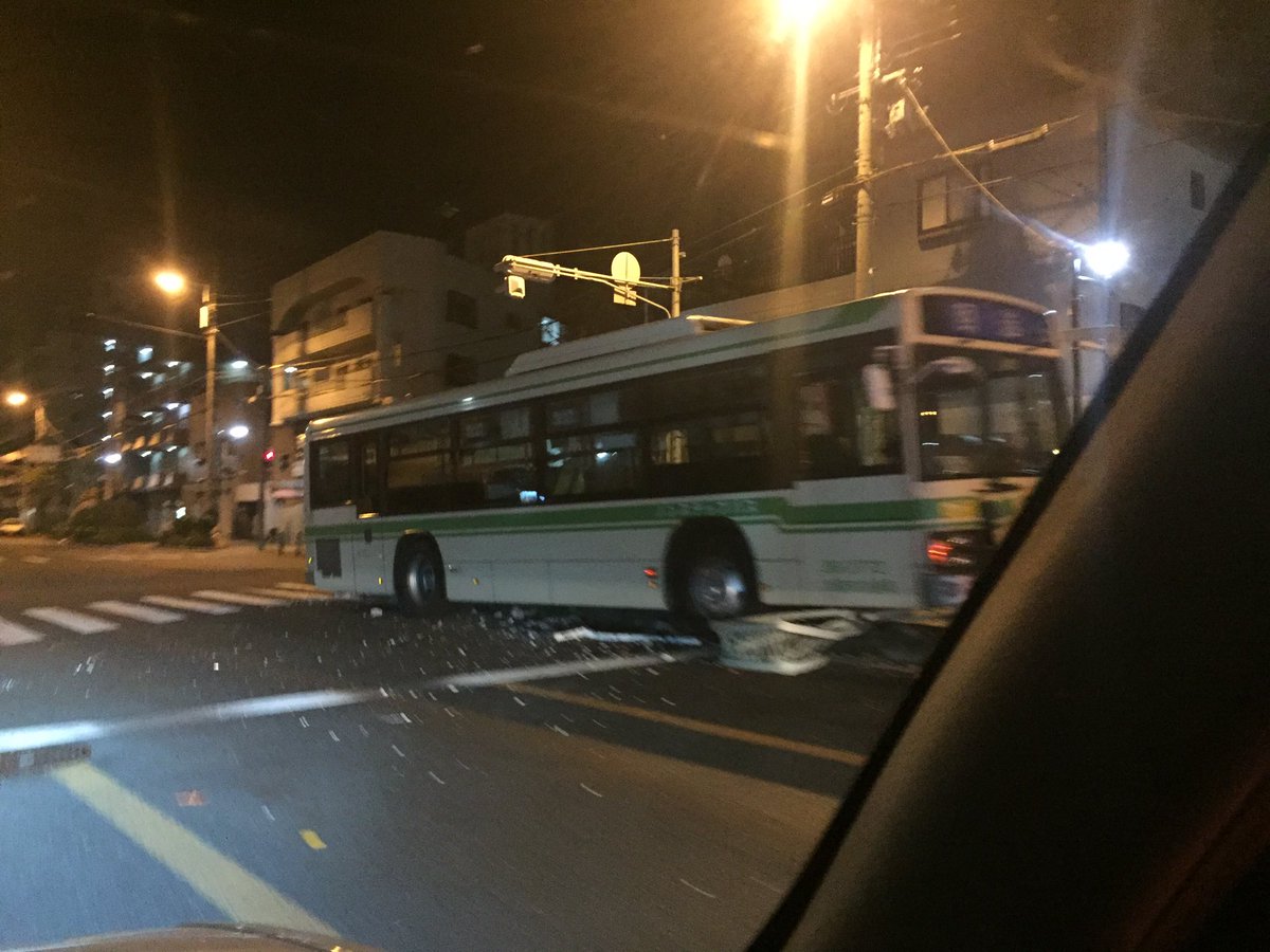 昨日 3日 夜 回送中の市バスが中央分離帯に衝突する事故が発生しました 号外net 東淀川区