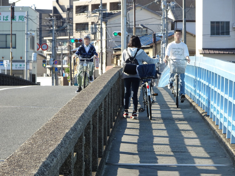 自転車を押して通れる幅