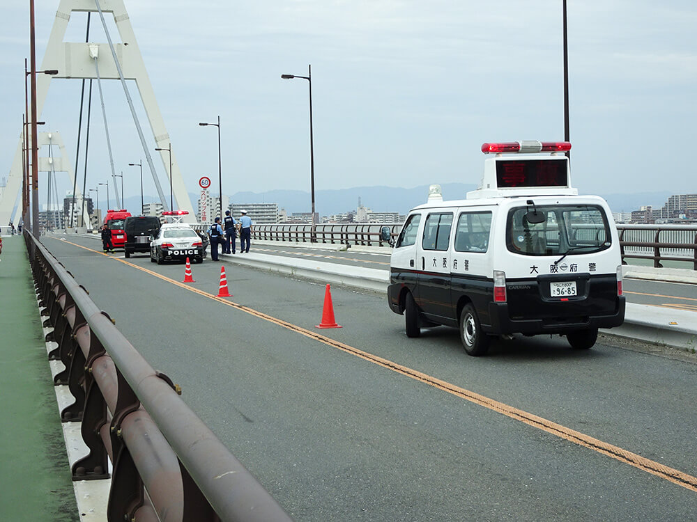 豊里大橋北行車線で自動車の追突事故発生！後部ガラスが割れ、オイルが漏れ出す被害に。 東淀川区