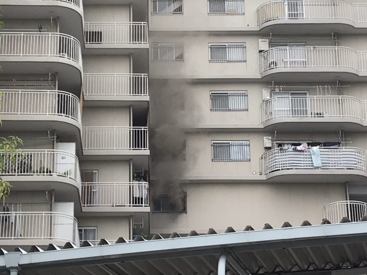 東淀川区 マンションの窓から黒煙が 本日17日午後 東淡路のエバーグリーンにて火災が発生 消火活動が行われています 号外net 東淀川区