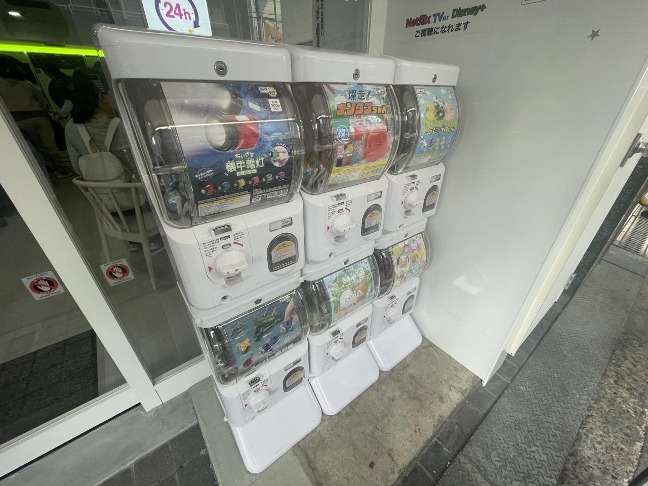 LANDRY SALON 504の入り口近くに設置されたガチャガチャ