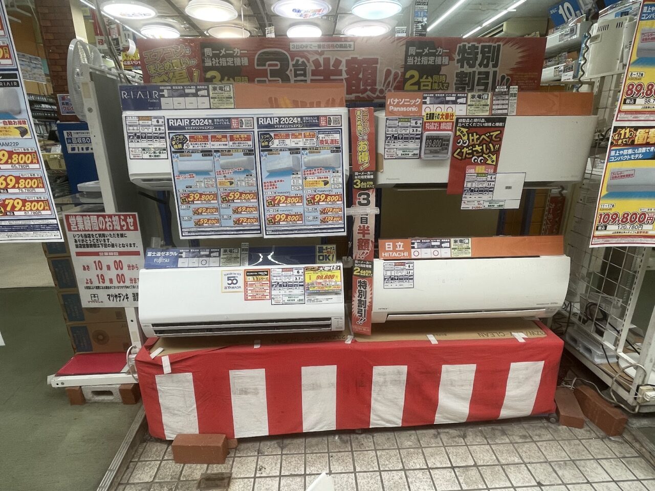 マツヤデンキ淡路店入り口に並ぶエアコン
