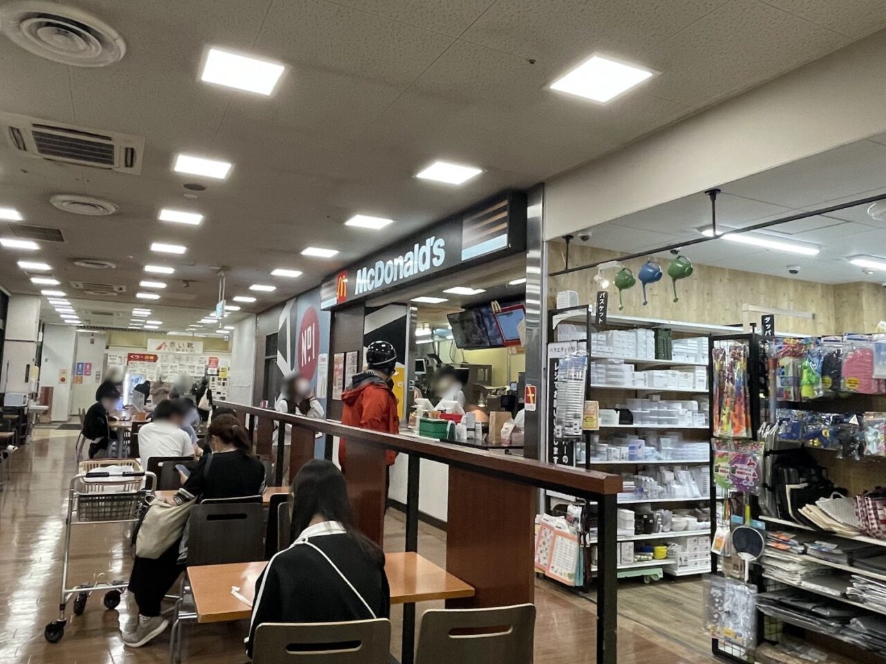 関西スーパー瑞光店のマクドナルドの店内風景