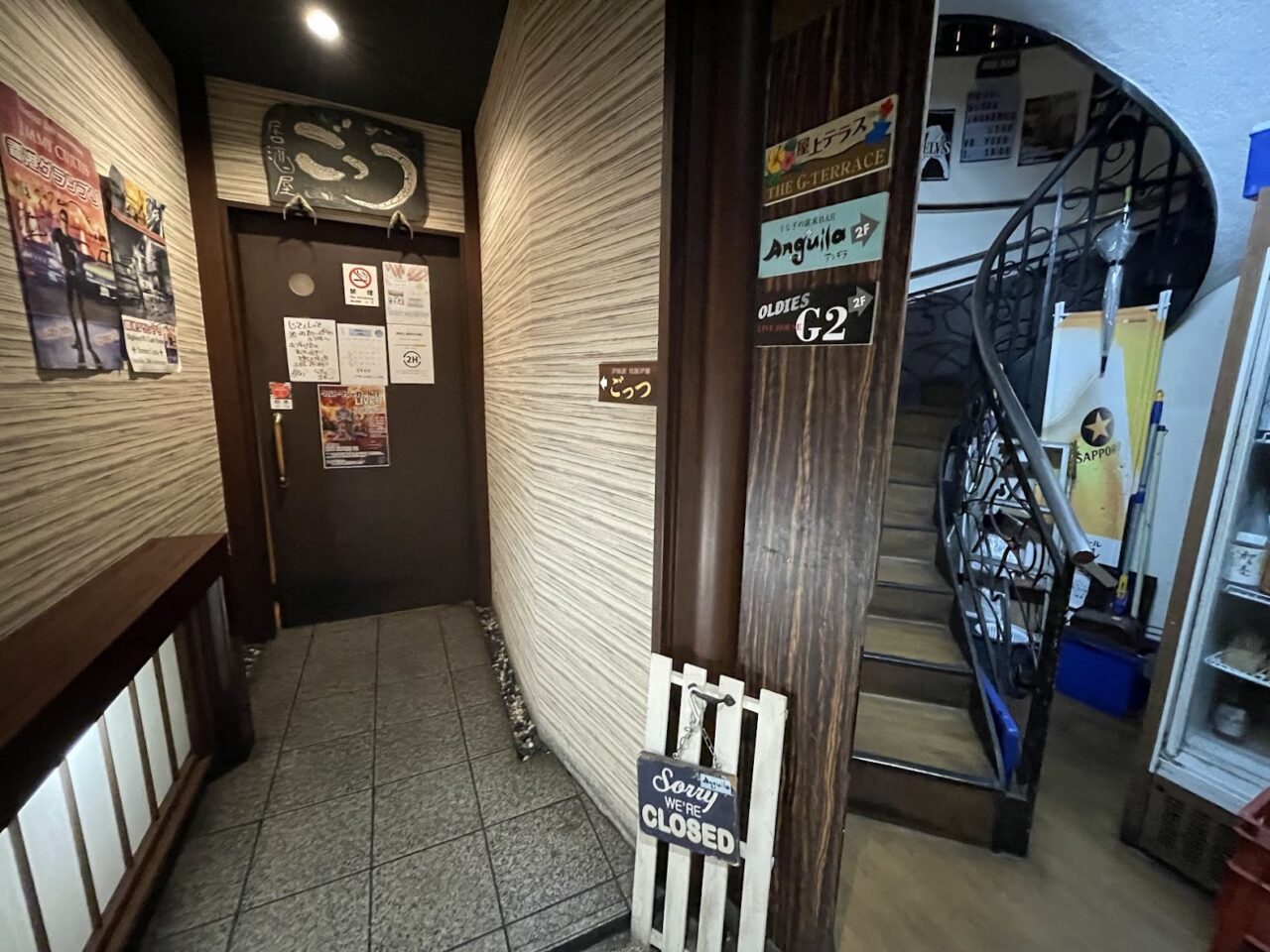 路地裏ごっつの店舗入り口