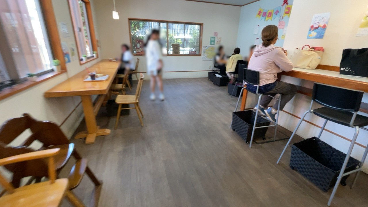 オーサムベーカリーのイートインスペース