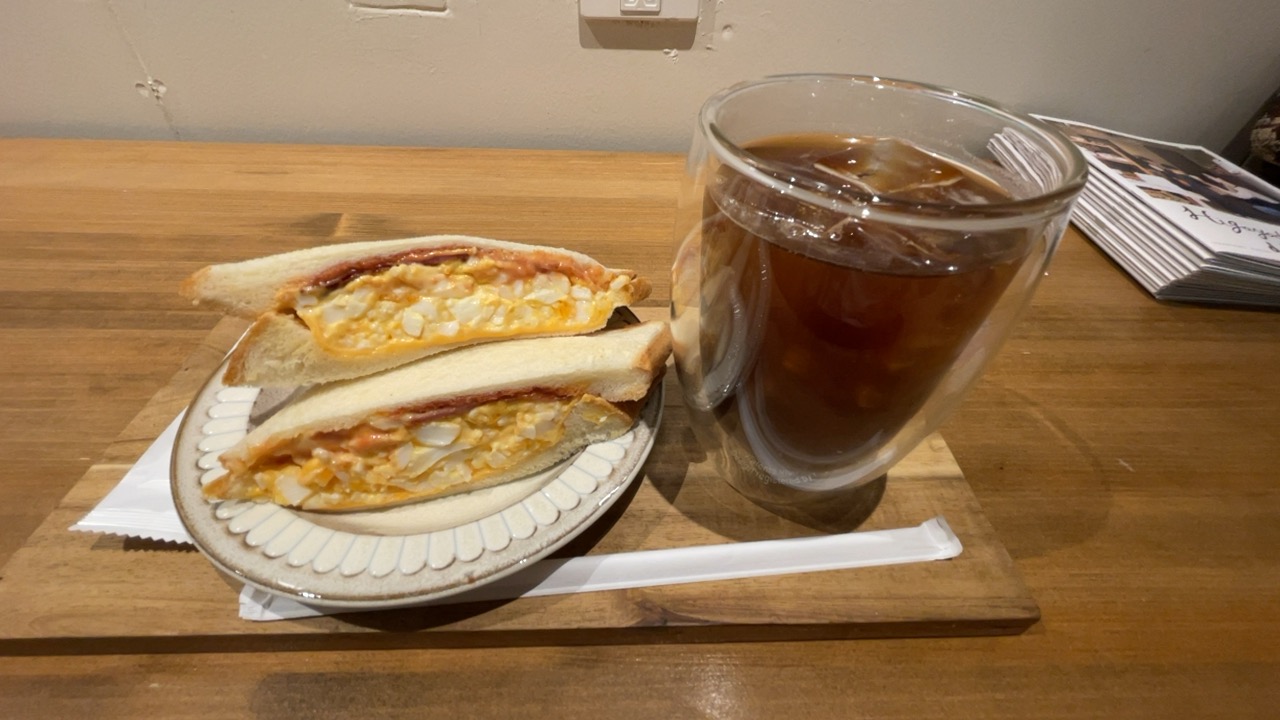 coffeehaloの卵サンドとアイスコーヒー