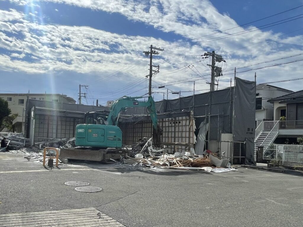 デイリーヤマザキ東淡路一丁目の解体現場