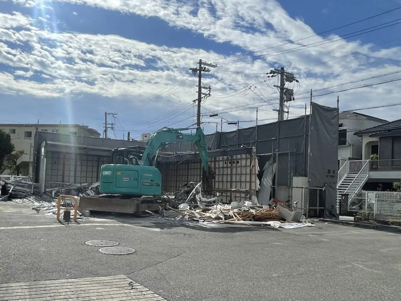 デイリーヤマザキ東淡路一丁目の解体現場