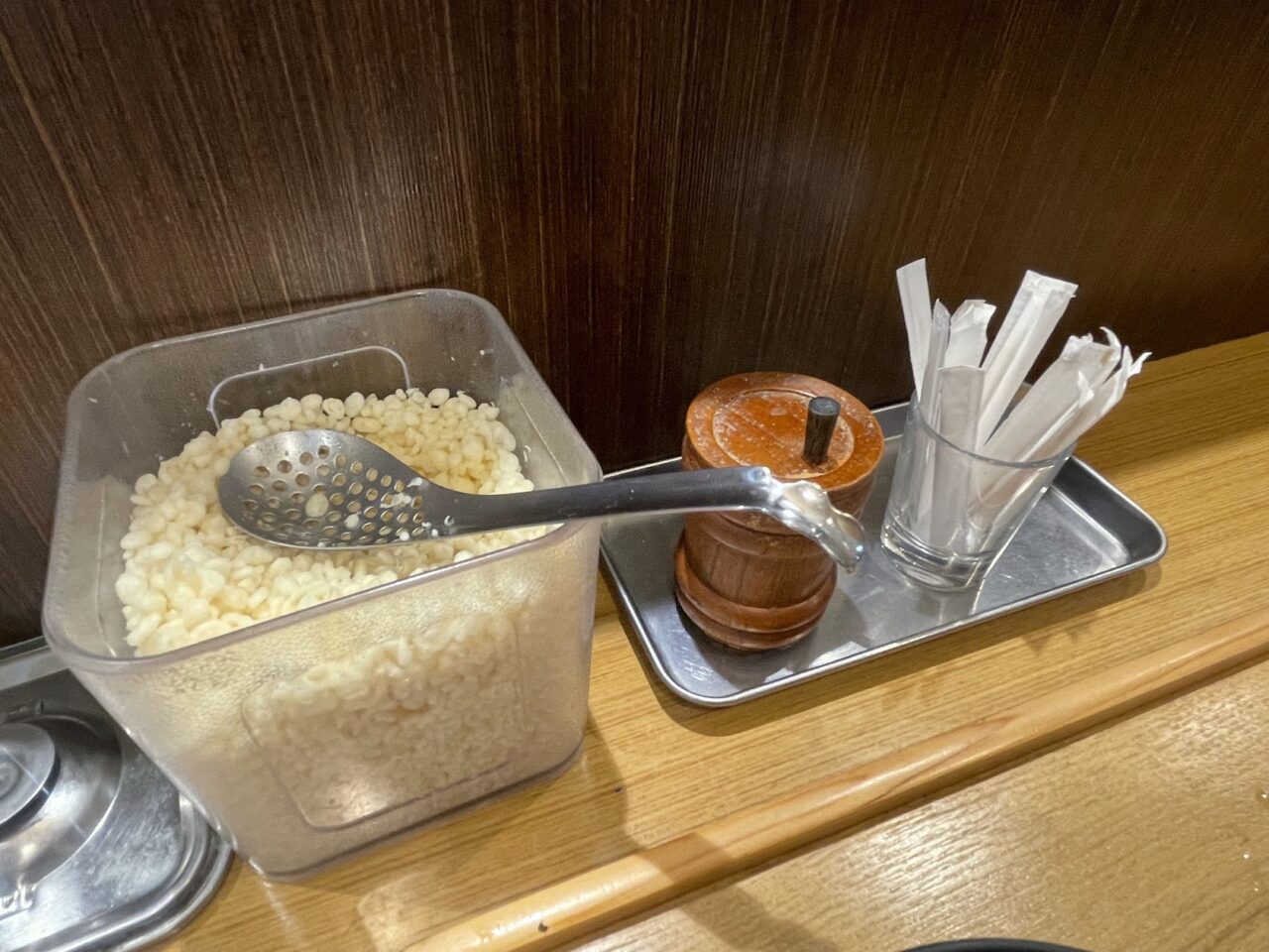 若菜そば上新庄店の揚げ玉と七味