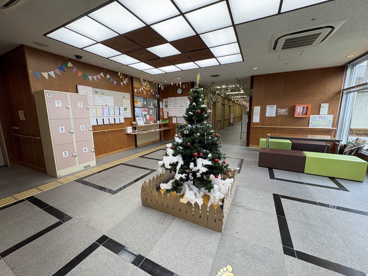 区民会館4階ホールのクリスマスツリー