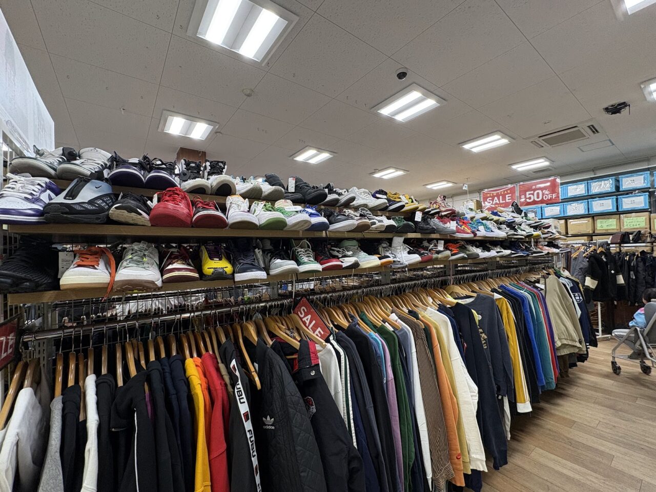 セカンドストリート上新庄店の衣料品コーナー