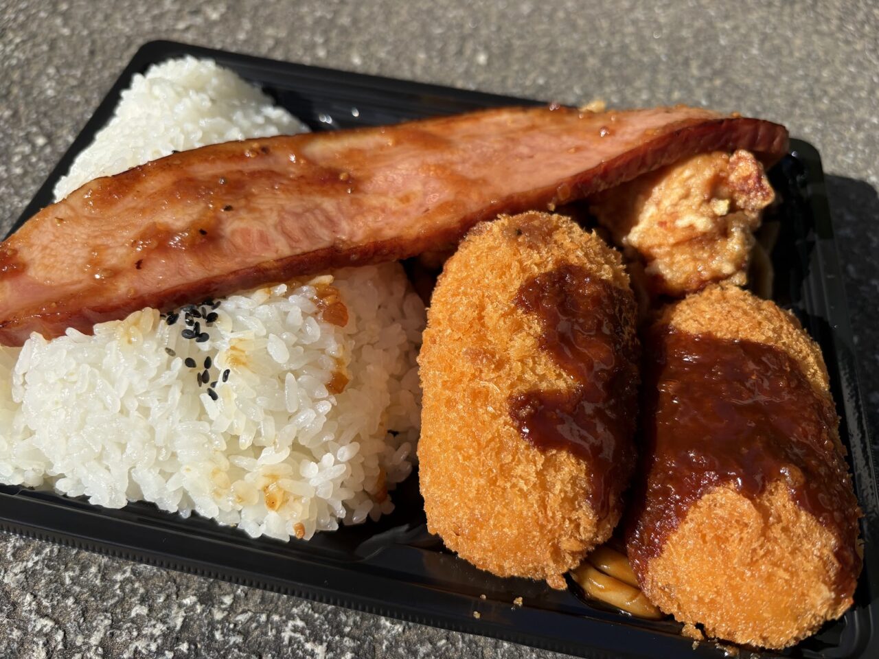 メガ盛りマンモス弁当淡路店のカニコロッケ