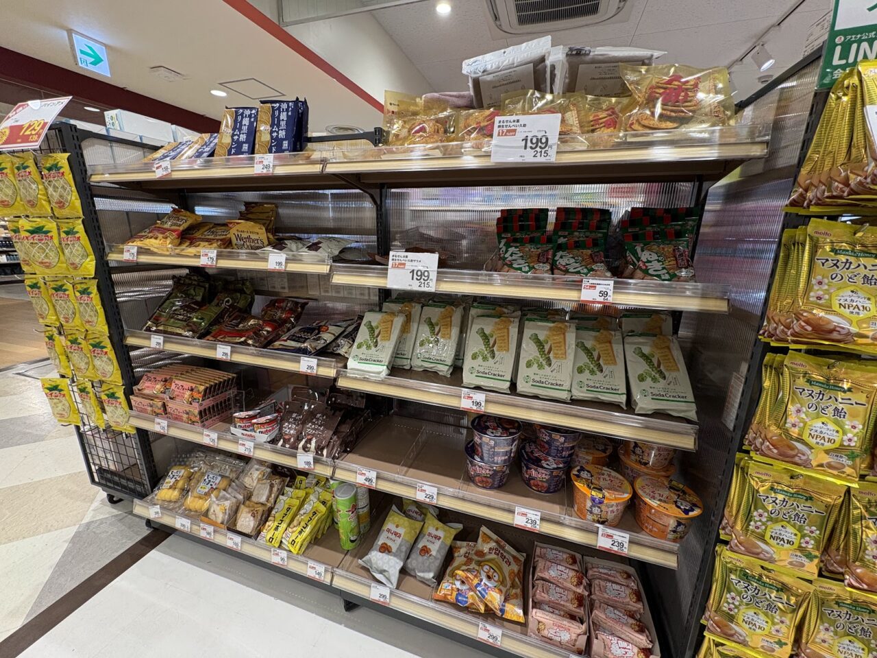 アエナかみしんプラザ店のお菓子コーナー
