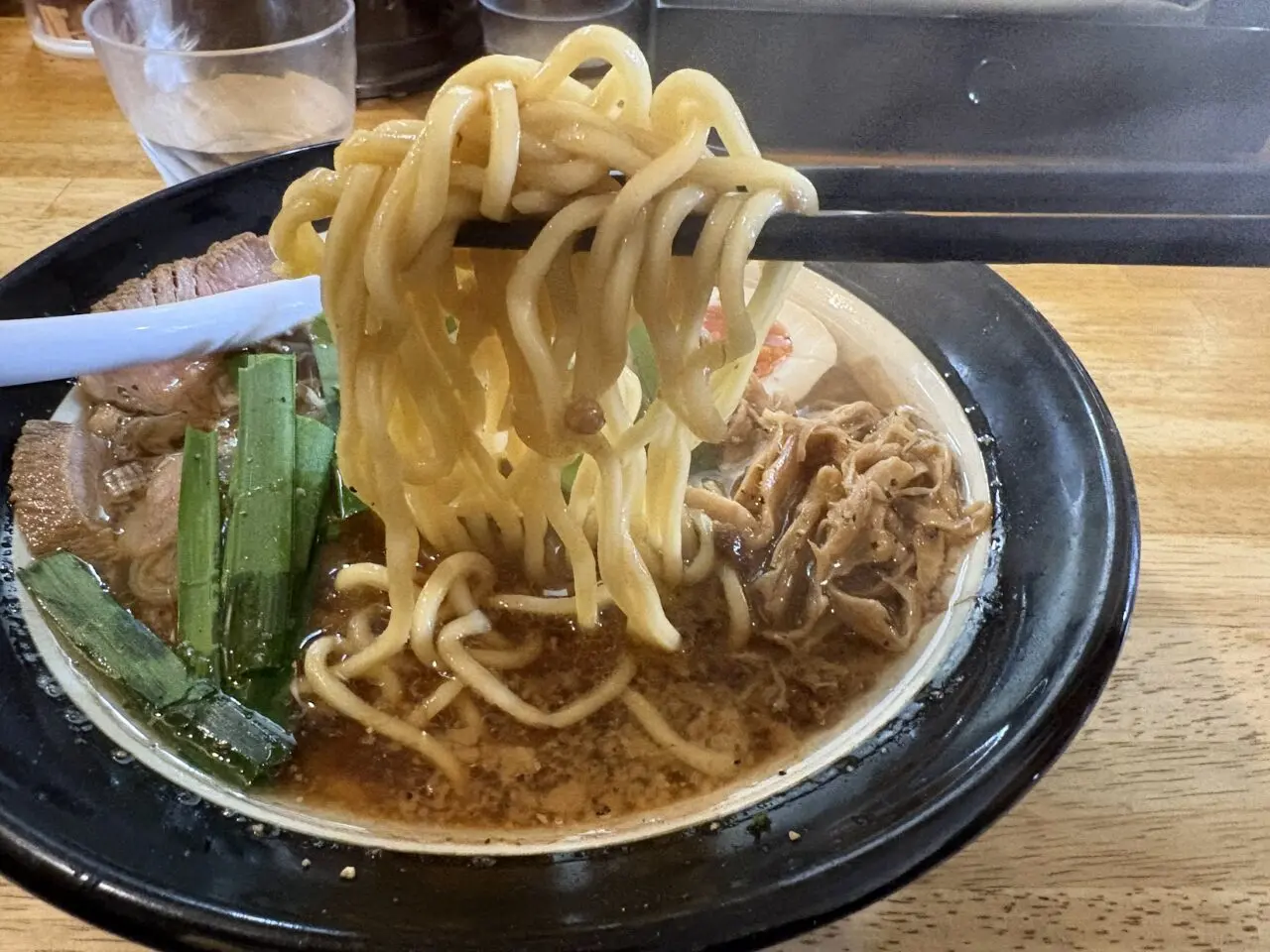 KÜCHEの背脂たっぷり醤油ラーメンの麺