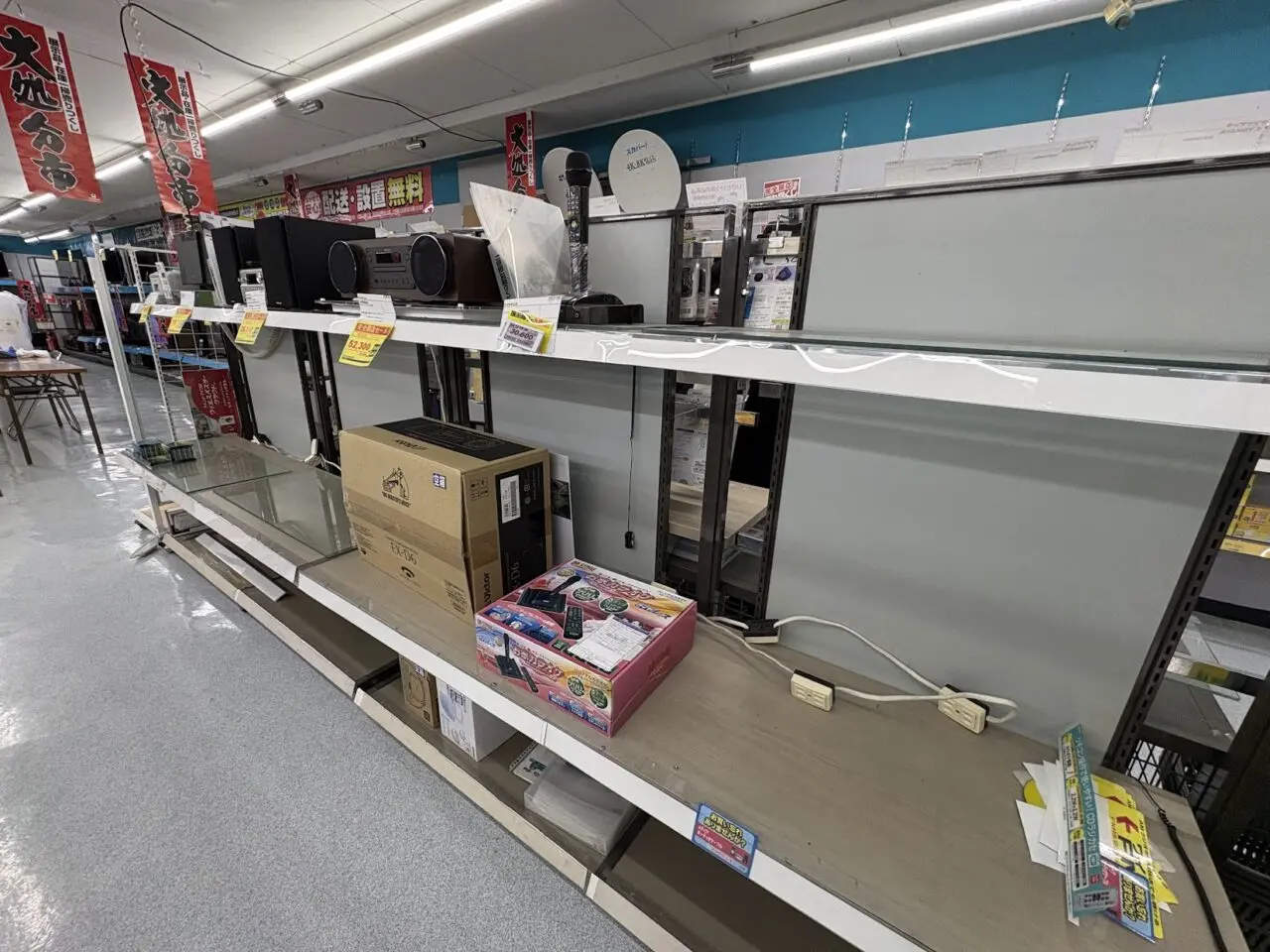 マツヤデンキ淡路店の在庫整理棚