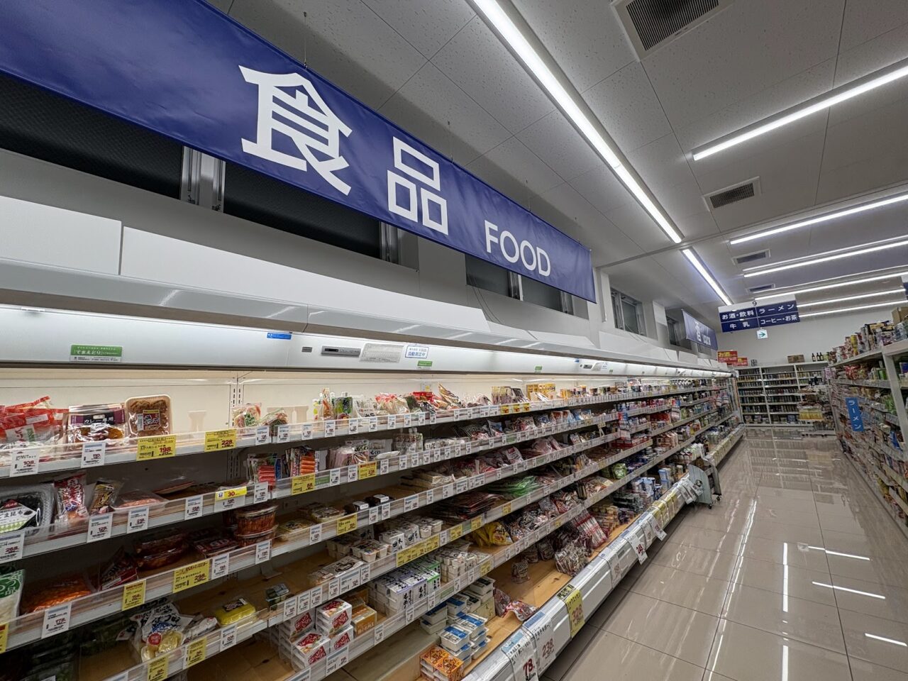 ウエルシア東淀川豊里店の食品コーナー