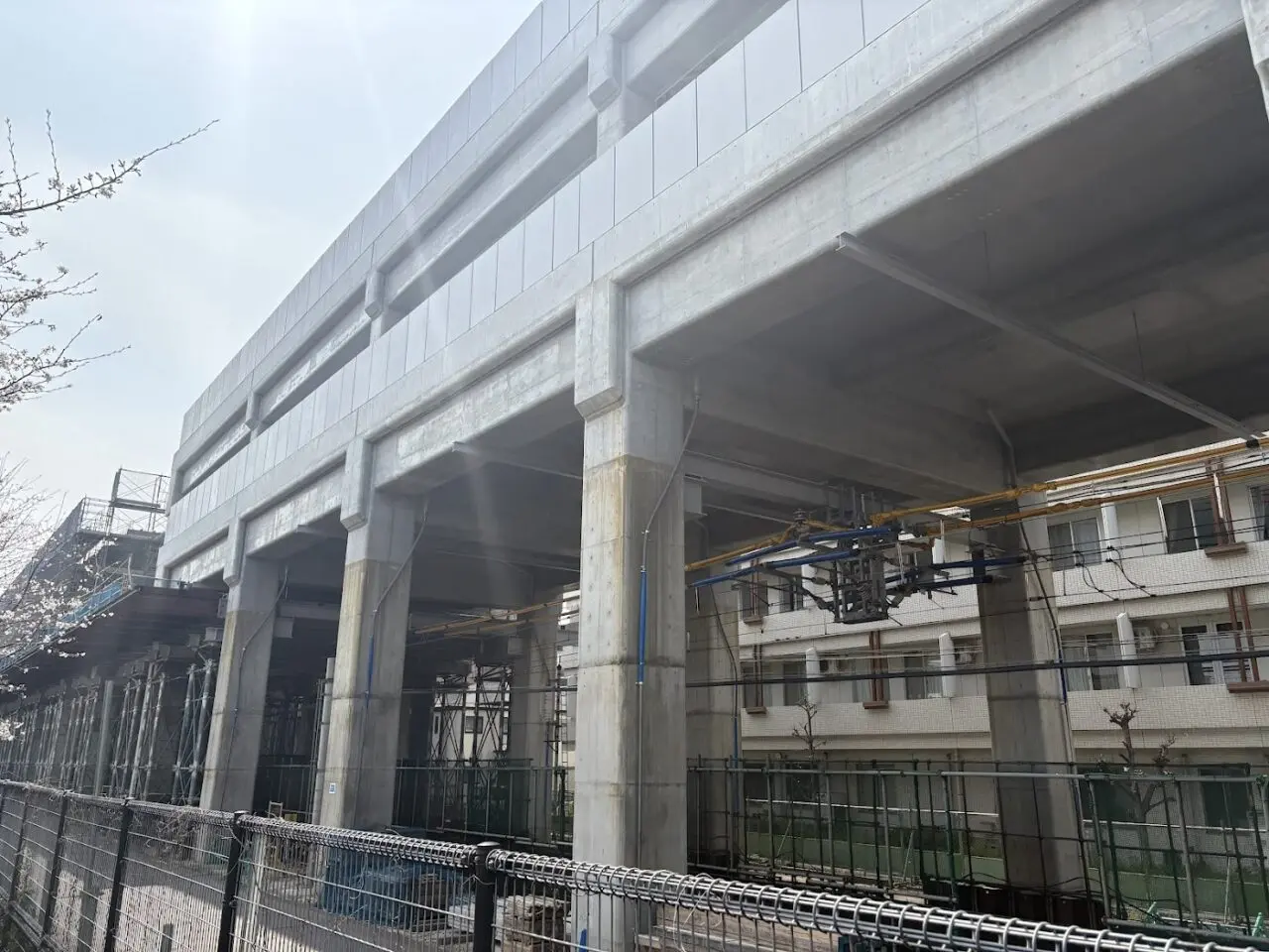 柴島浄水場の桜の通り抜けから見える阪急線の工事