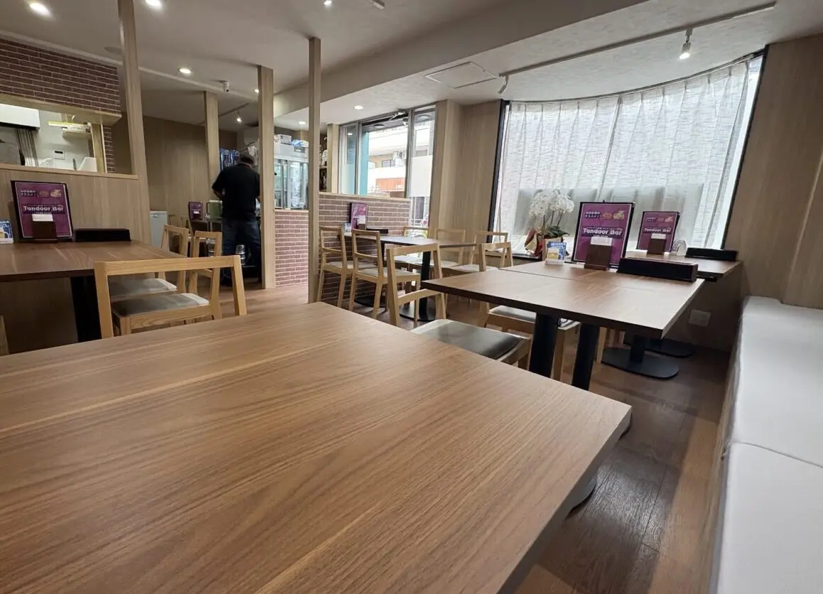 タンドールバー上新庄店の内観