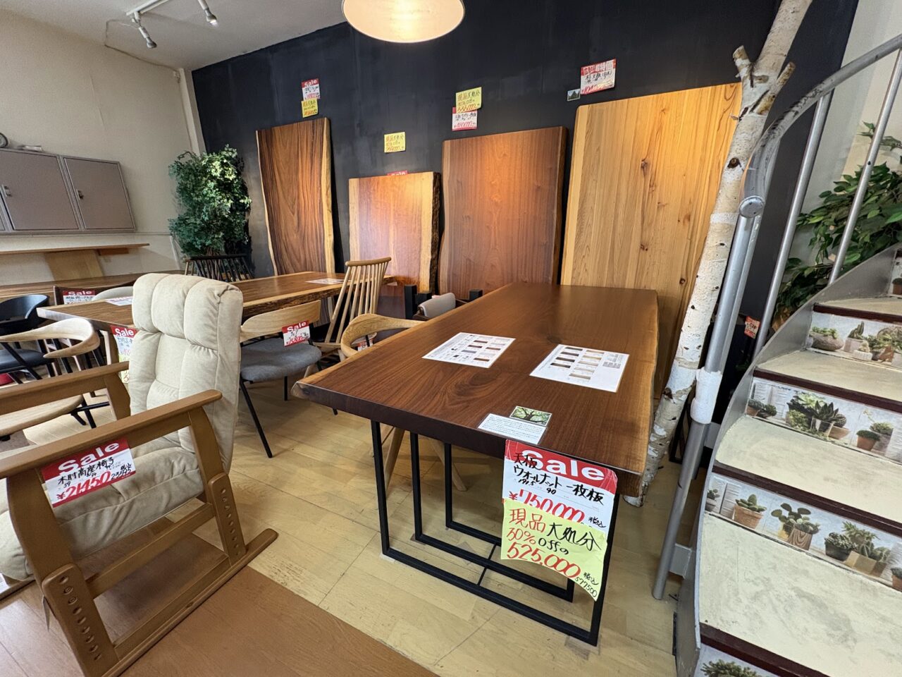 家具大八の内観（一枚板）