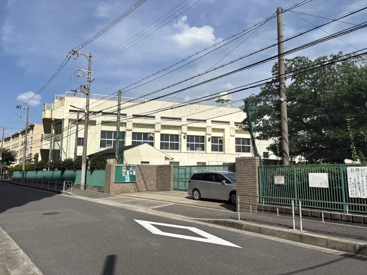 豊里南小学校の体育館の外観