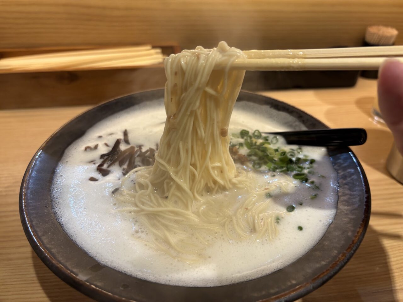白純とんこつの麺