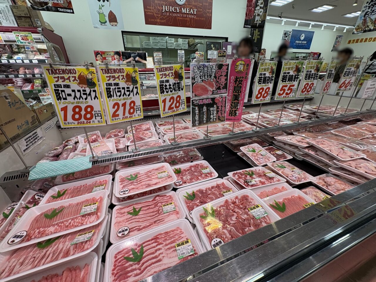 業務スーパーの精肉コーナー