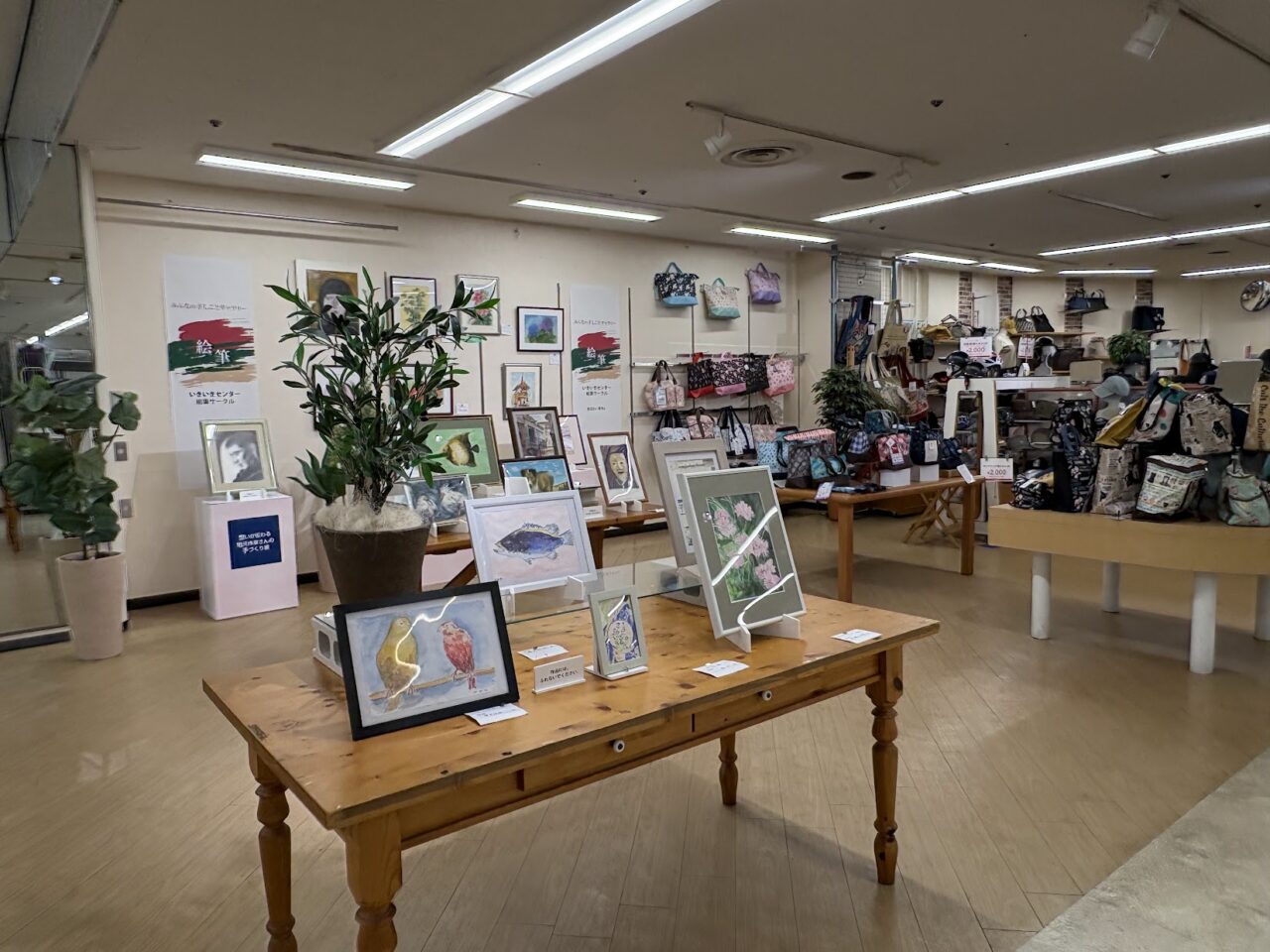 キリンド淡路店の絵筆サークルの展示