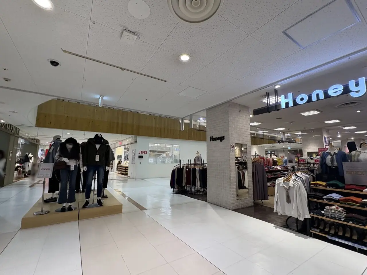 かみしんプラザの店舗入り口付近