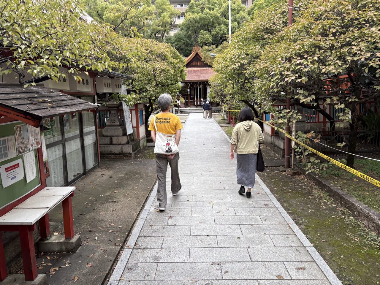 松山神社の境内