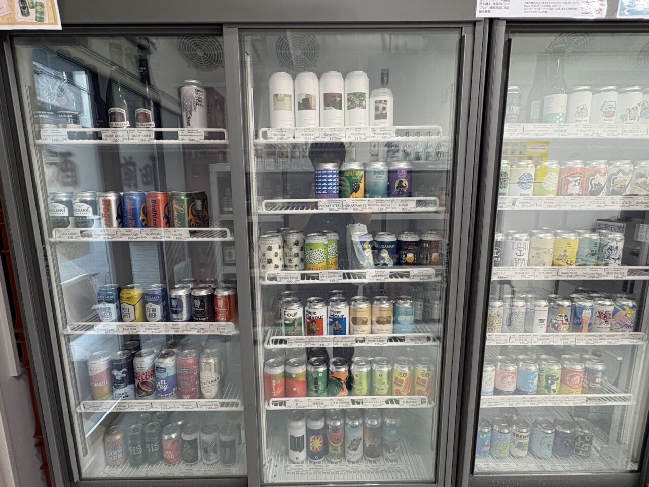 酒前田店内のクラフトビールのショーケース